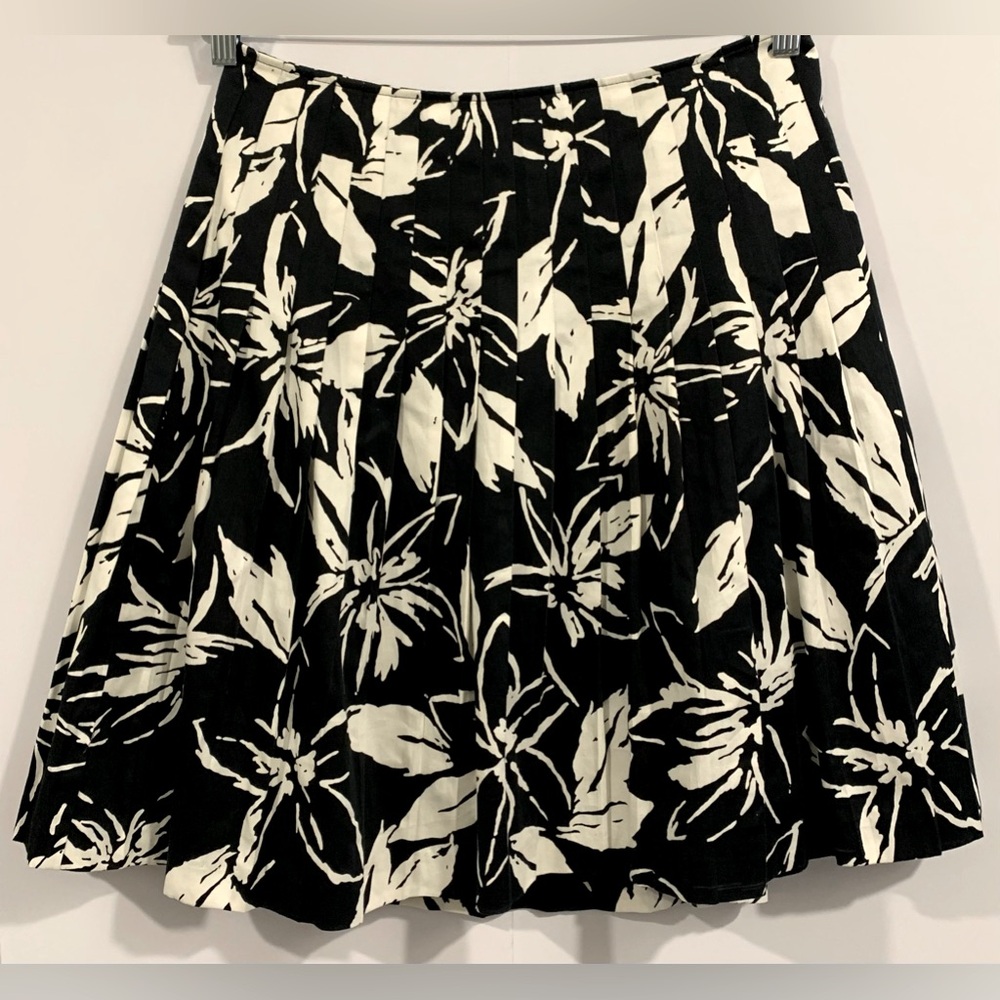 Excellent Condition, Lafayette 148, Pleated Black/White Floral Skirt, Sz 6